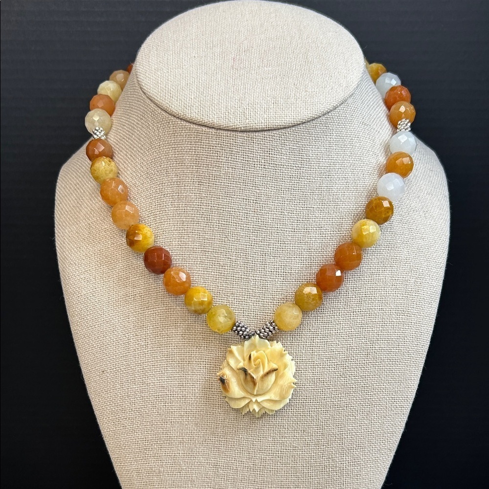 Agate and carnelian necklace with a carved floral pendant